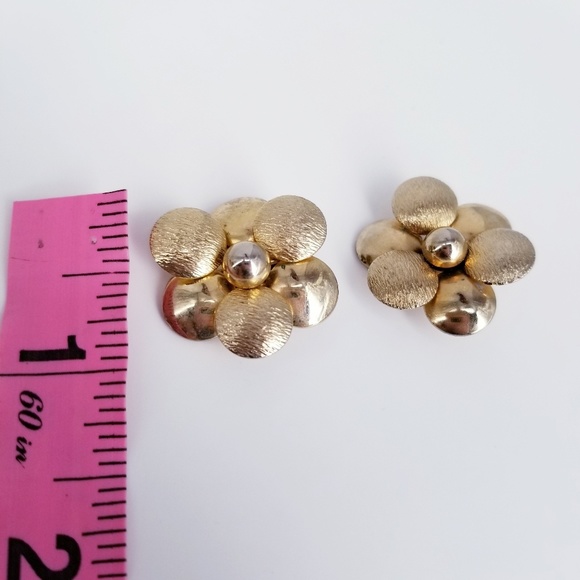 3x$15 Vintage clip on earrings Gold tone flower - Picture 2 of 3